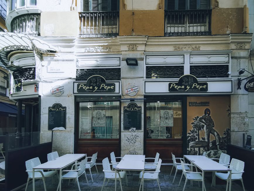Ambiente nocturno en Chueca, lleno de vida y personas disfrutando