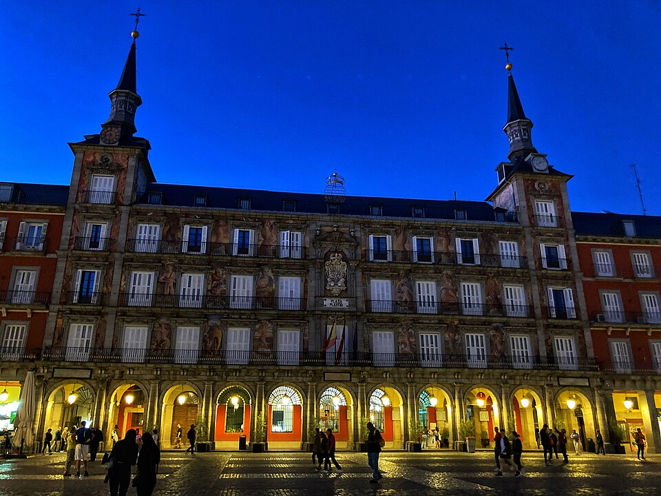 La Plaza Mayor de Madrid, un lugar lleno de historia y vida social.