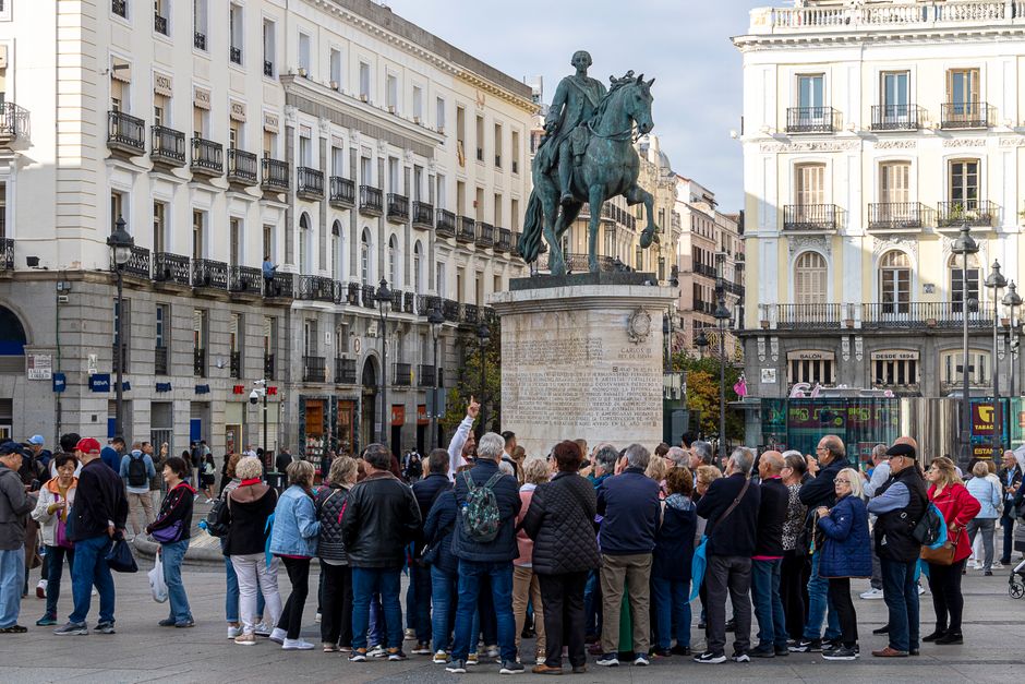 Grupo de turistas disfrutando un free tour en Madrid