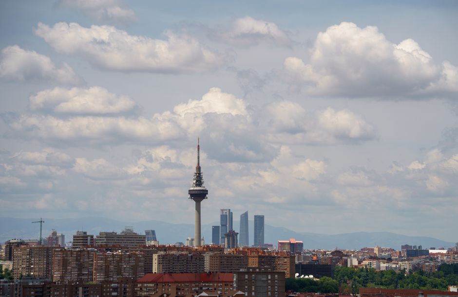 Panorama vibrante de Madrid que muestra tanto su arquitectura histórica como su cultura contemporánea.