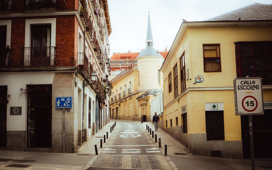 Rincón oculto en Madrid con arte urbano y ambiente bohemio.