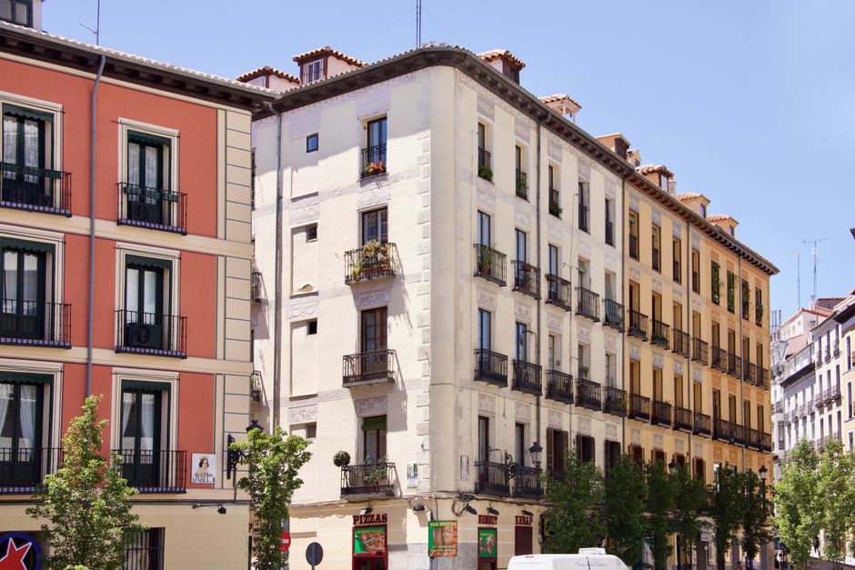 Calle de Malasaña con arte urbano