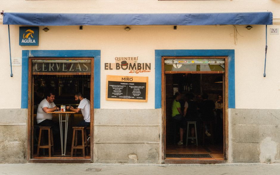 Bar escondido en Madrid con luces tenues y ambiente acogedor