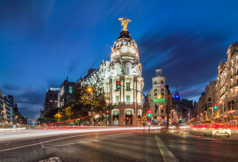 Evento cultural nocturno en Madrid con público disfrutando