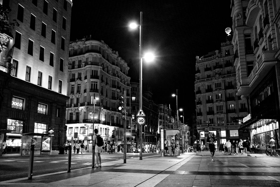 Personas disfrutando de la vida nocturna en Madrid de manera segura