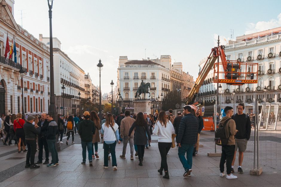 Grupo de personas caminando por el centro de Madrid