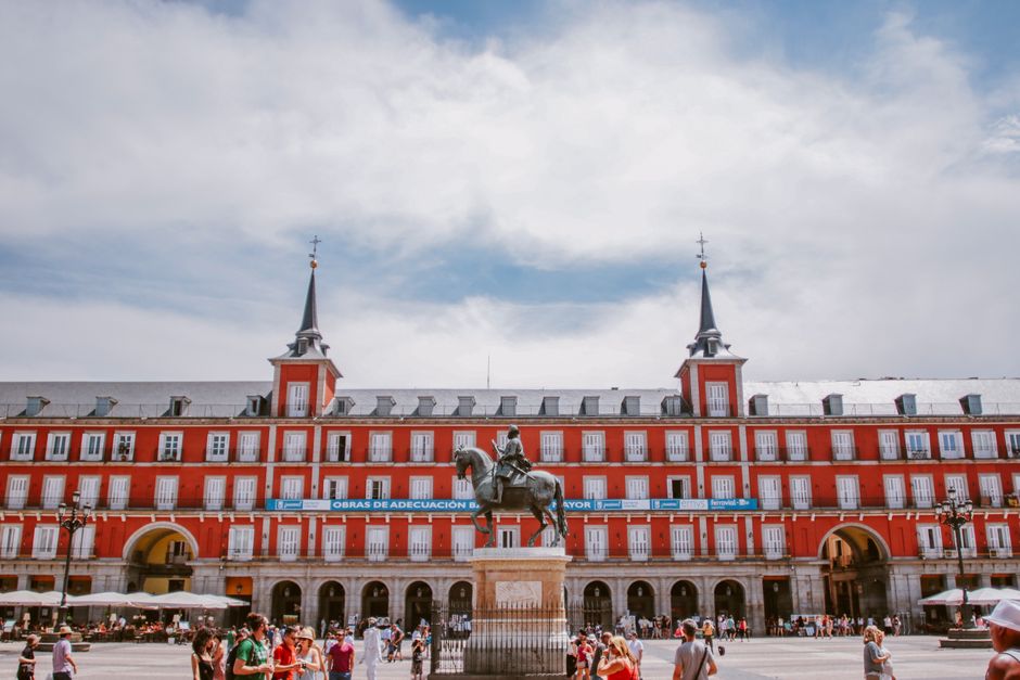 Turistas en un free tour por Madrid, explorando la ciudad.