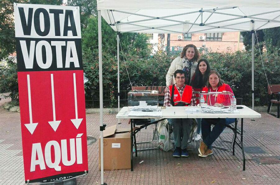 Grupo de amigos paseando por un barrio emblemático de Madrid, lleno de arte y cultura.