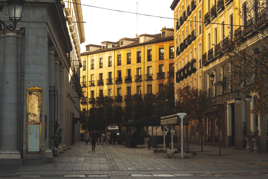 Collage de actividades y lugares gratuitos en Madrid, incluyendo parques, mercados y barrios emblemáticos