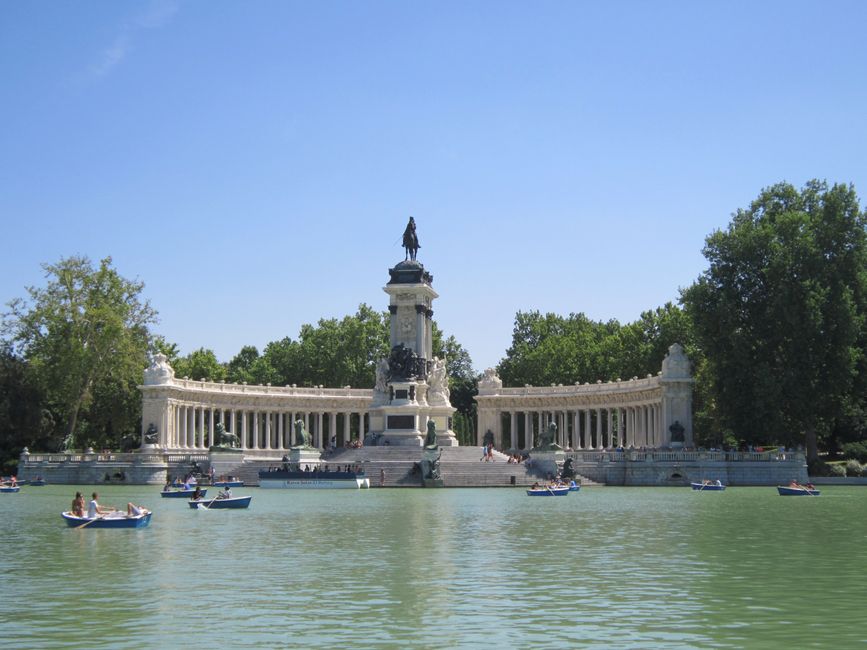 Grupo en un free tour en una plaza de Madrid