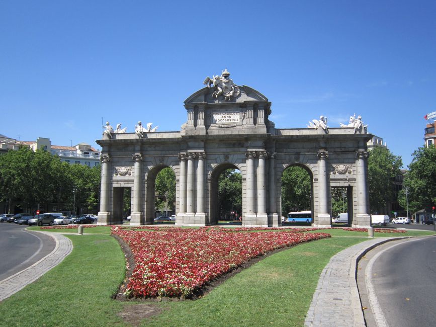 Turista leyendo en un parque de Madrid