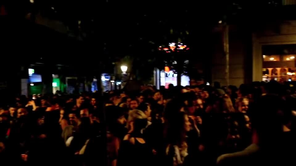 Plaza de Dos de Mayo en Malasaña, Madrid, con gente y ambiente alternativo