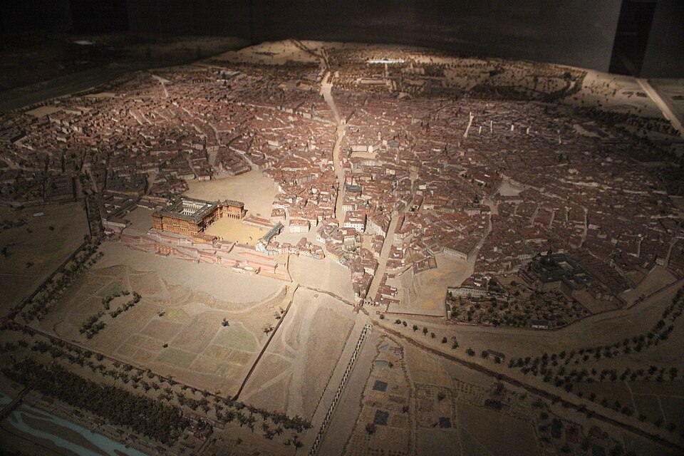 Grupo de personas en un tour guiado por la historia de Madrid.