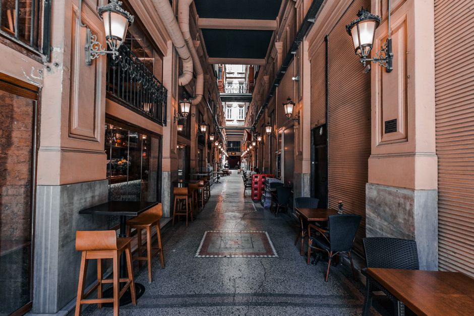 Plaza escondida en Malasaña, con elementos históricos y un ambiente tranquilo.