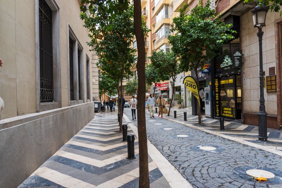 Grupo de amigos en un ambiente cultural en Chueca