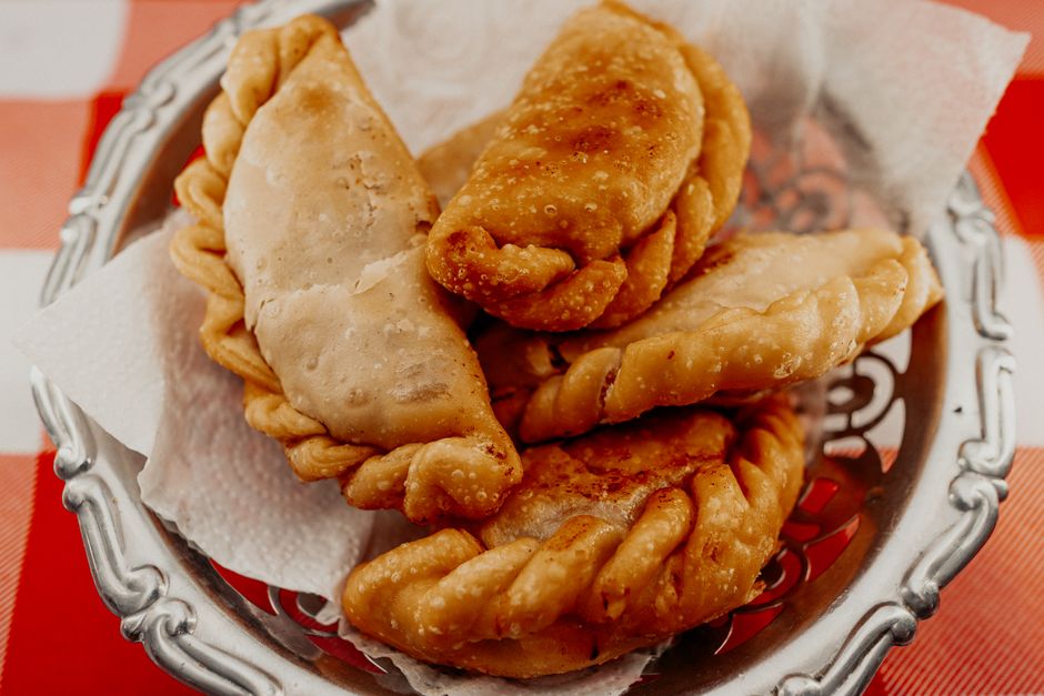 Variedad de platos tradicionales de diferentes culturas en Lavapiés