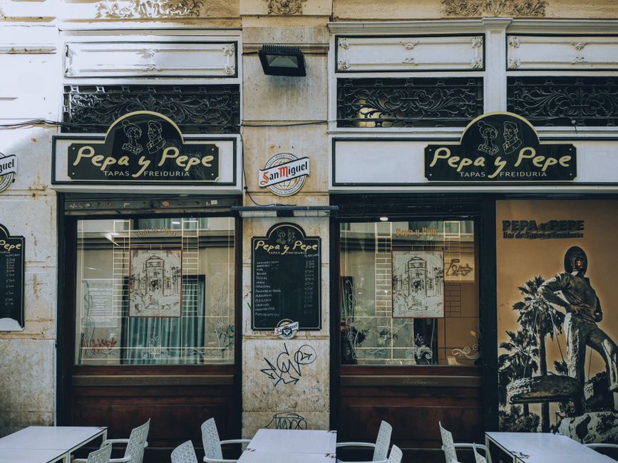 Grupo de amigos disfrutando de una comida en un restaurante de Lavapiés