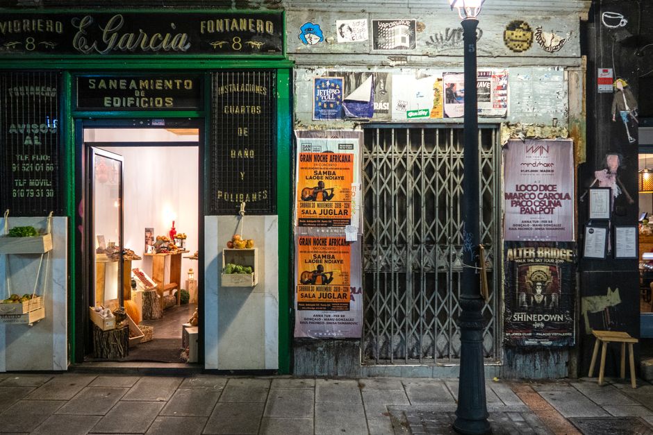 Vista nocturna del barrio de Malasaña en Madrid