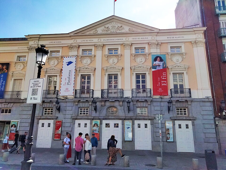 Fachada del Teatro Español en Madrid, un ejemplo de arquitectura teatral histórica.
